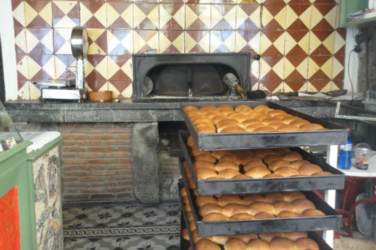 Φρέσκο ψωμί από το παραδοσιακό αρτοποιείο του κυρίου Γουργίωτη Σπύρου.